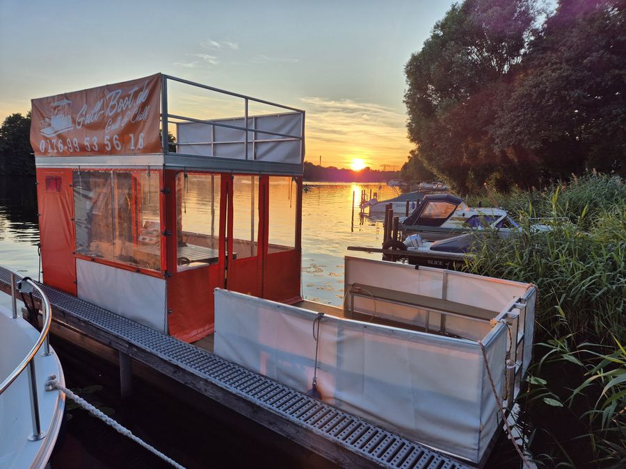 Grillboot Summer Breeze auf dem Wasser bei Sonnenuntergang
