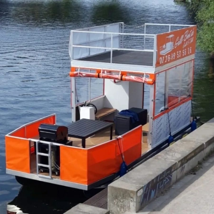 Grillboot Summer Feeling am Anleger – Außenansicht mit orangefarbener Reling und Sonnendeck