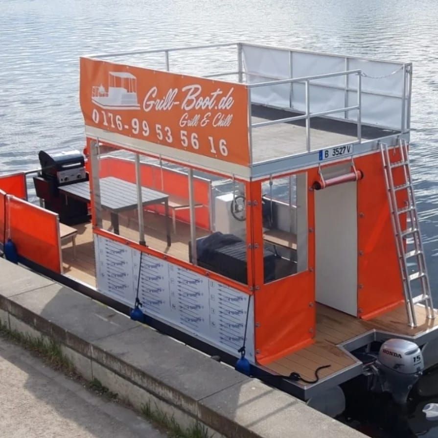 Grillboot Summer Flow mit Grill, Sitzbereich und Steuerstand